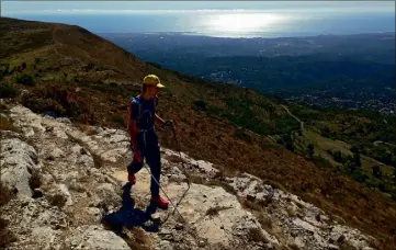  ?? (DR) ?? Athlète aveugle, l’Alsacien Clément Gass a déjà couru l’an dernier le trail des Violettes seul avec sa canne et son GPS vocal. C’est lui qui a inspiré ce premier trail non-voyant cette année.