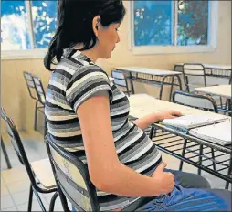  ?? CEDOC PERFIL ?? PERDIDA. Las jóvenes abandonan los estudios por el embarazo.