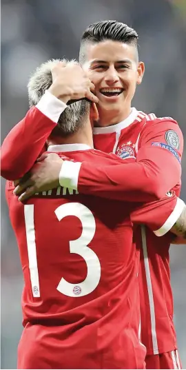  ?? FOTO AFP ?? Rafinha y James Rodríguez celebran el segundo gol ante Besiktas. El colombiano tuvo un afortunado regreso.