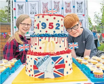  ?? ?? Chloe Brodlie and Finlay Moore eye up the cake at Letham Primary School, Angus.