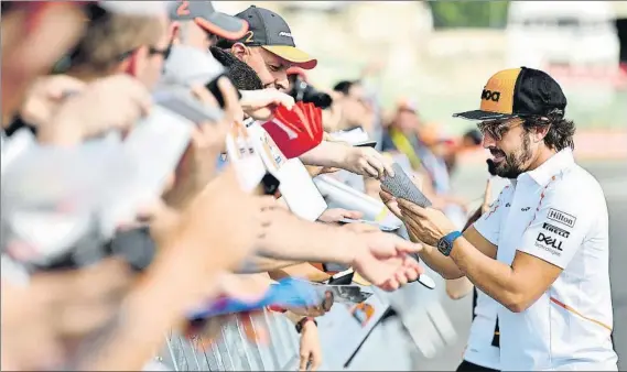  ?? FOTO: GETTY ?? Tras la conferenci­a de prensa el asturiano Fernando Alonso, que deja la F-1 a final de temporada, acudió al ‘pit lane’ del circuito belga de Spa y no paró de firmar autógrafos