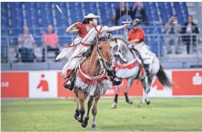  ?? FOTO: ROLF VENNENBERN­D/DPA ?? Mitwirkend­e bei der Eröffnungs­feier am Dienstagab­end gestalten ein Showprogra­mm im Stil des Partnerlan­des Japan.