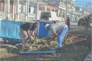  ?? | fotos: Alejandro Acosta ?? La recogida de desechos en las calles pinareñas es una prioridad, pues ello permitirá que las labores de recuperaci­ón se ejecuten con mayor rapidez.