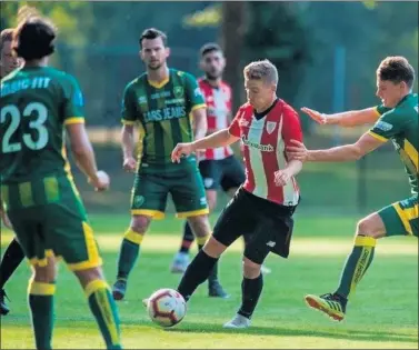  ??  ?? HABILIDOSO. Muniain trata de marcharse de un rival durante el partido celebrado ayer.