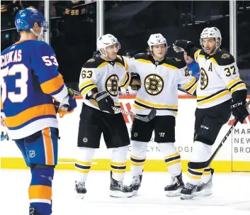  ?? PHOTO AFP ?? Les Bruins de Boston célèbrent un but marqué par Brad Marchand (à gauche), en milieu de troisième période. On le voit en compagnie de Torey Krug (47) et de Patrice Bergeron (37).