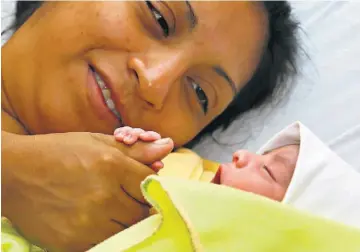  ??  ?? Sara Beatriz Díaz recibe feliz a su hija Angie Aracely Gómez Díaz, quien fue la primera nacida en el Hospital Nacional de la Mujer, a las 2:51 de la madrugada.