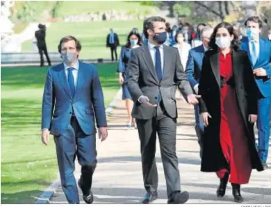  ?? CHEMA MOYA / EFE ?? Pablo Casado conversa con Isabel Díaz Ayuso, junto al alcalde de Madrid, José Luis Martínez-Almeida, ayer.