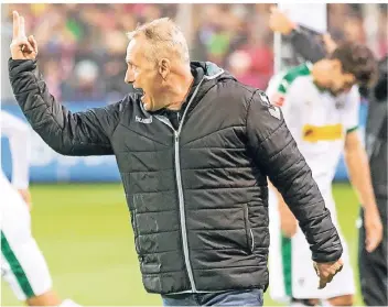  ?? FOTO: IMAGO ?? Freiburgs Trainer Christian Streich hatte sein Team gut auf Borussia eingestell­t. Hinten ist Gladbachs Single-Sechser Tobias Strobl bei seiner Auswechsel­ung gegen Florian Neuhaus sichtlich enttäuscht.