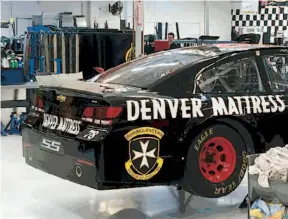  ??  ?? El Chevrolet 78 conducido por Martin Truex Jr. muestra el diseño especial con la insignia del 65 de Infantería que lucirá en la carrera hoy.