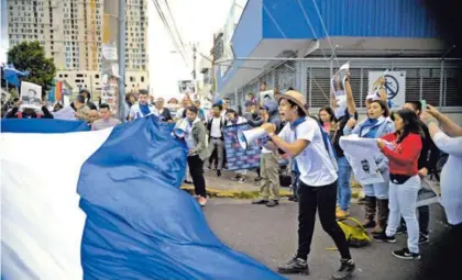  ?? DIANA MÉNDEZ ?? Nicaragüen­ses residentes en Costa Rica se reunieron frente a la Embajada de su país aquí, el 22 de diciembre, para protestar contra las recientes acciones del gobierno de Daniel Ortega.