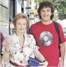  ??  ?? ► Reyes junto a la madre de Cerati, Lilian Clark.