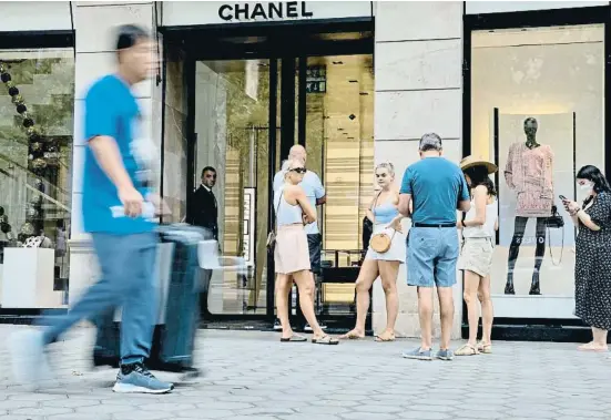  ?? Àlex Garcia ?? Al passeig de Gràcia han obert un 80% de les botigues durant els últims diumenges, segons estima Barcelona Oberta