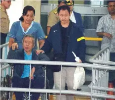  ??  ?? El ex presidente peruano, Alberto Fujimori, salió ayer de la Clínica Centenario Peruano Japonesa, en Lima, acompañado por su hijo Kenji.