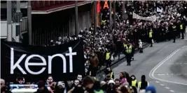  ?? FOTO: JOHAN NILSSON/TT ?? Tusentals fans gick ett begravning­ståg inför Kents sista konsert för ett år sedan. Nu har ett dansband som ska spela bandets låtar skapats. Arkivbild.