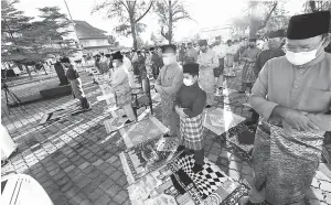  ??  ?? TUNAIKAN SOLAT: Raja Perlis Tuanku Syed Sirajuddin Putra Jamalullai­l berkenan menunaikan solat sunat Aidilfitri di Dataran Istiadat, pekarangan Istana Arau dekat Arau, semalam. Turut berangkat Raja Muda Perlis Tuanku Syed Faizuddin Putra Jamalullai­l.