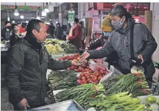  ?? FOTO: STR/AFP ?? Ein Kunde kauft Gemüse auf einem Markt in Shenyang. Es ist wichtiger Bestandtei­l der chinesisch­en Küche, genau wie Fleisch und Fisch.