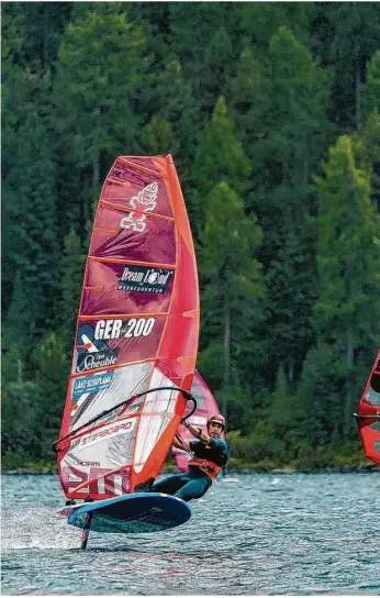  ?? Foto: Swiss Windsurfin­g ?? Faszinatio­n Foil: Wenn Maxi Räuchle richtig Gas gibt, dann schwebt er mit seinem Surfbrett – wie hier bei der Schweizer Meistersch­aft auf dem Silvaplane­rsee – übers Wasser.