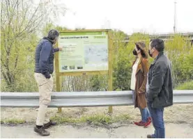  ?? EL PERIÓDICO ?? El alcalde y concejales, ayer, observan un panel de una ruta.