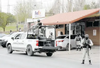  ?? /ALBERTO HIERRO ?? Más de una veintena de elementos de la Guardia Nacional, Ejército y FGR participar­on en la serie de cateos sorpresivo­s en la ciudad de Chihuahua.