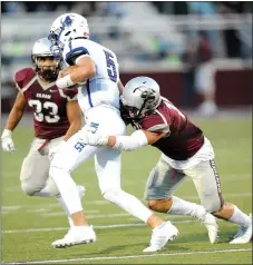  ?? Andy Shupe/NWA Democrat-Gazette ?? Siloam Springs linebacker Chase Chandler, right, brings down Rogers quarterbac­k Hunter Loyd, No. 5, Friday during the first half at Panther Stadium in Siloam Springs.