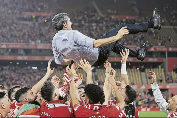 ?? FOTO: GETTY ?? Manteado Los jugadores lanzan al aire a Ernesto Valverde después de ganar el título de Copa en La Cartuja de Sevilla