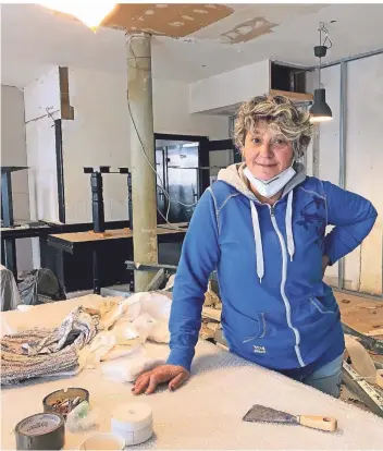  ?? FOTO: FLORA TREIBER ?? Noch sieht es im Restaurant von Elvira Liberto nach Baustelle aus. Doch am Freitag vor Pfingsten soll alles für die Neueröffnu­ng bereit sein. Die Inhaberin ist froh, dass es wieder los geht.