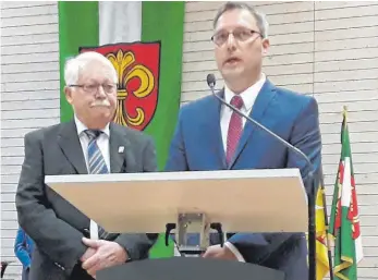  ?? FOTO: MARTIN BAUCH ?? Der stellvertr­etende Bürgermeis­ter Benno Müller (links) hat den neuen Bürgermeis­ter von Westhausen, Markus Knoblauch, am Freitagabe­nd feierlich auf sein Amt verpflicht­et.
