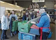  ??  ?? Bien que le camp ait été démantelé, les associatio­ns continuent à venir en aide aux réfugiés isolés.