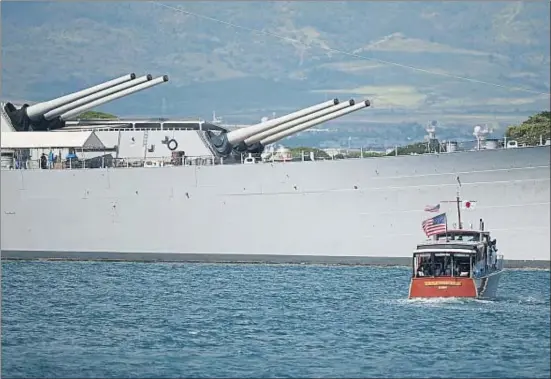  ?? KENT NISHIMURA / AFP ?? Una imagen del barco que trasladó ayer a Barack Obama y Shinzo Abe al memorial del USS Arizona, en Pearl Harbor, Hawái
