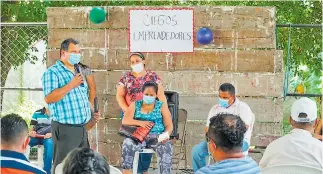  ?? FOTO: AMÍLCAR IZAGUIRRE. ?? SOCIALIZAC­IÓN. Parte de los emprendedo­res no videntes beneficiad­os en una reunión en la escuela Luis Braille.