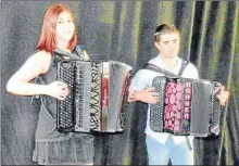  ??  ?? Guillaume Fric et Lucia Genilloud, de l’associatio­n Autour de l’Accordéon, pour l’organisati­on de ce trophée