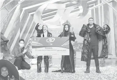  ?? — Gambar TV3 ?? JUARA LAGU AJL35: Ezra Kong, Loca B, Kaka Ashraf dan Noki bergambar bersama hadiah yang dimenangi mereka selepas lagu ‘Gila’ dinobatkan sebagai Juara Lagu kelmarin.