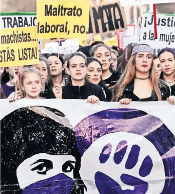  ??  ?? Miles de personas, en su mayoría mujeres, participar­on ayer en Madrid, España, en la marcha por el Día Internacio­nal de la Mujer. Las manifestan­tes portaron pancartas en las que exigían fin de la violencia machista e igualdad laboral.