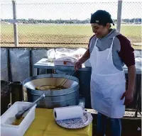  ??  ?? Pâmela Duarte Barbosa começou a vender pastéis há cerca de três meses: “É um programa diferente”