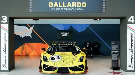  ??  ?? In vetrina La Gallardo Super Trofeo come quella guidata da Stefano Accorsi in «Veloce come il vento» di Matteo Rovere