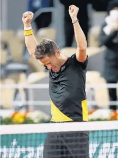  ?? CLIVE BRUNSKILL/GETTY ?? Diego Schwartzma­n of Argentina celebrates after winning match point in his quarterfin­al match Tuesday against Dominic Thiem of Austria.