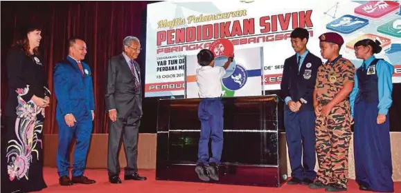  ?? (Foto Aizuddin Saad /BH) ?? Dr Mahathir bersama Maszlee memerhatik­an gelagat pelajar SK Taman Megah, Ian Hariz Amsyar melakukan gimik pada Majlis Pelancaran Pendidikan Sivik Peringkat Kebangsaan di Putrajaya, semalam.