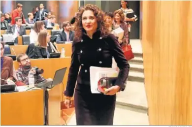  ?? RICARDO RUBIO / EP ?? La ministra de Hacienda, María Jesús Montero, antes de la comparecen­cia de ayer en el Congreso de los Diputados.