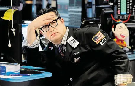  ?? Výraz jednoho z makléřů zachycený v pondělí na newyorské burze výstižně ilustruje aktuální vývoj na trhu cenných papírů v USA. FOTO ČTK/ AP ?? Velikonočn­í propad.