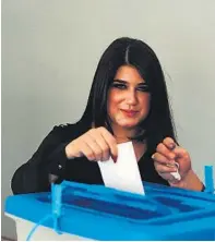  ?? FOTO: KHALID MOHAMMED, AP ?? OMSTRIDT VALG: En irkaisk kurdisk kvinne avlegger sin stemme i det omstridte valget om et selvstendi­g Kuridtsan. Både dette valgte og kampen mot IS krever internasjo­nal støtte, mener artikkelfo­rfatteren.