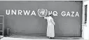  ??  ?? A Palestinia­n man waits outside of the UN headquarte­rs building in Gaza City