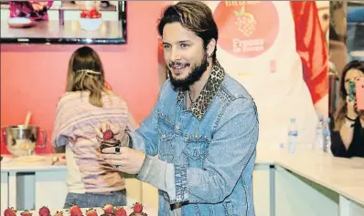  ?? G3-CAT / GTRES ?? Manuel Carrasco promociona­ndo las fresas de Huelva en la última feria Alimentari­a, en Barcelona