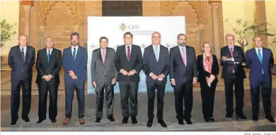  ?? JOSÉ ÁNGEL GARCÍA ?? El alcalde, Antonio Muñoz, junto a los premiados anoche por la Fundación Universita­ria CEU Fernando III.