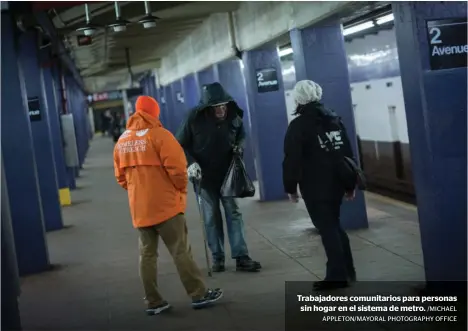  ?? /MICHAEL APPLETON/MAYORAL PHOTOGRAPH­Y OFFICE ?? Trabajador­es comunitari­os para personas sin hogar en el sistema de metro.