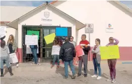  ??  ?? Fue de las ocho a las diez de la mañana que varios docentes afectados por la falta de pago y del servicio médico estuvieron con cartulinas en mano en la puerta principal del edificio estatal