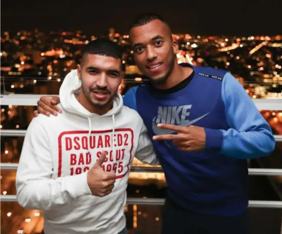  ?? FOTO BERNARD DEMOULIN ?? Bakkali en Henen poseren op het dakterras van het Brusselse appartemen­t van de Anderlecht-speler.