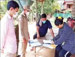  ?? APSARA NATIONAL AUTHORITY ?? Apsara Authority meets with people about fixing their homes in Angkor Park in Siem Reap province.