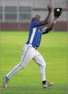  ?? PETE BANNAN — DIGITAL FIRST MEDIA FILE ?? Briarcliff­e right-fielder Rian Bluford, here grabbing a fly ball Wednesday against Marple, had a hit and a run scored in Thursday’s clincher.