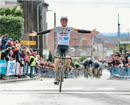  ?? | PHOTO : YANNICK HOUÉE ?? La délivrance pour Ilan Larmet (Dinan Sport Cycling), qui a osé porter une attaque dans le dernier kilomètre.