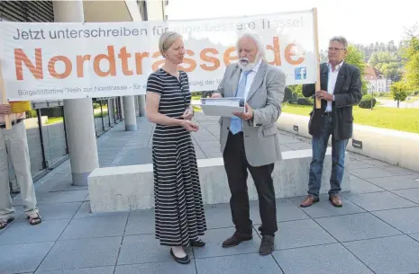  ?? FOTO: CORINNA WOLBER ?? Roland Hauser von der Bürgerinit­iative übergibt Landrätin Stefanie Bürkle die 2807 gesammelte­n Unterschri­ften.